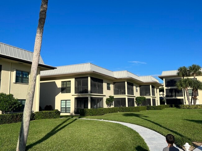 Building Photo - 275 S Beach Rd