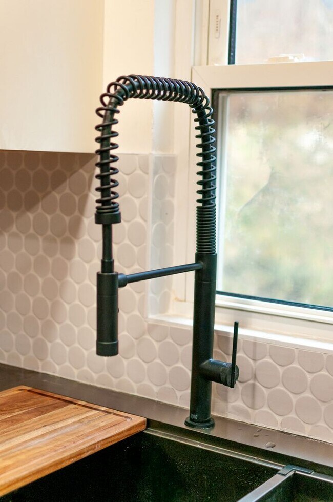 Building Photo - 3br/2bath Custom Remodeled Home Near Okemo