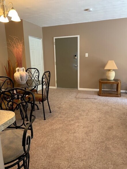 Building Photo - 10101 Prince Pl