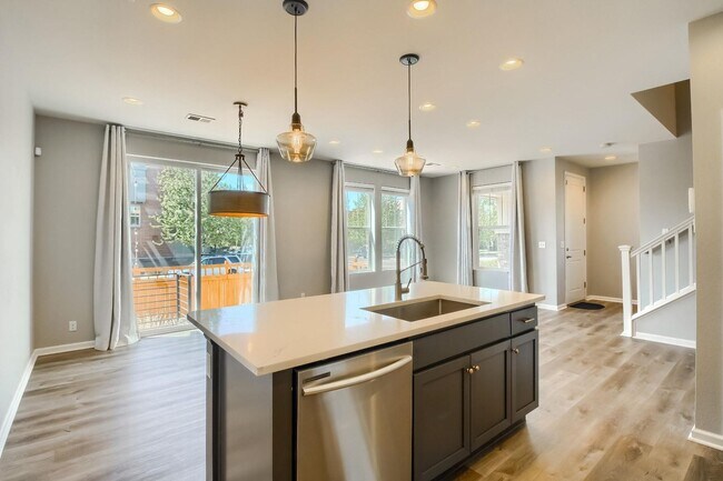 Building Photo - 3 Bed 2.5 Bath End Unit Home with FENCED Y...