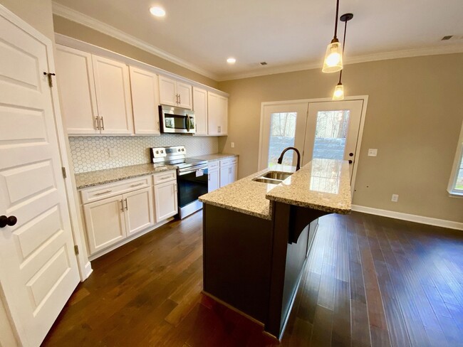 Building Photo - Townhome with 3 Bed/2.5 Bath w 1 Car Garag...
