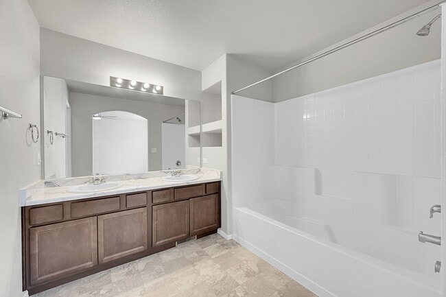 Building Photo - 3 bed 3 bath townhome in gated community w...