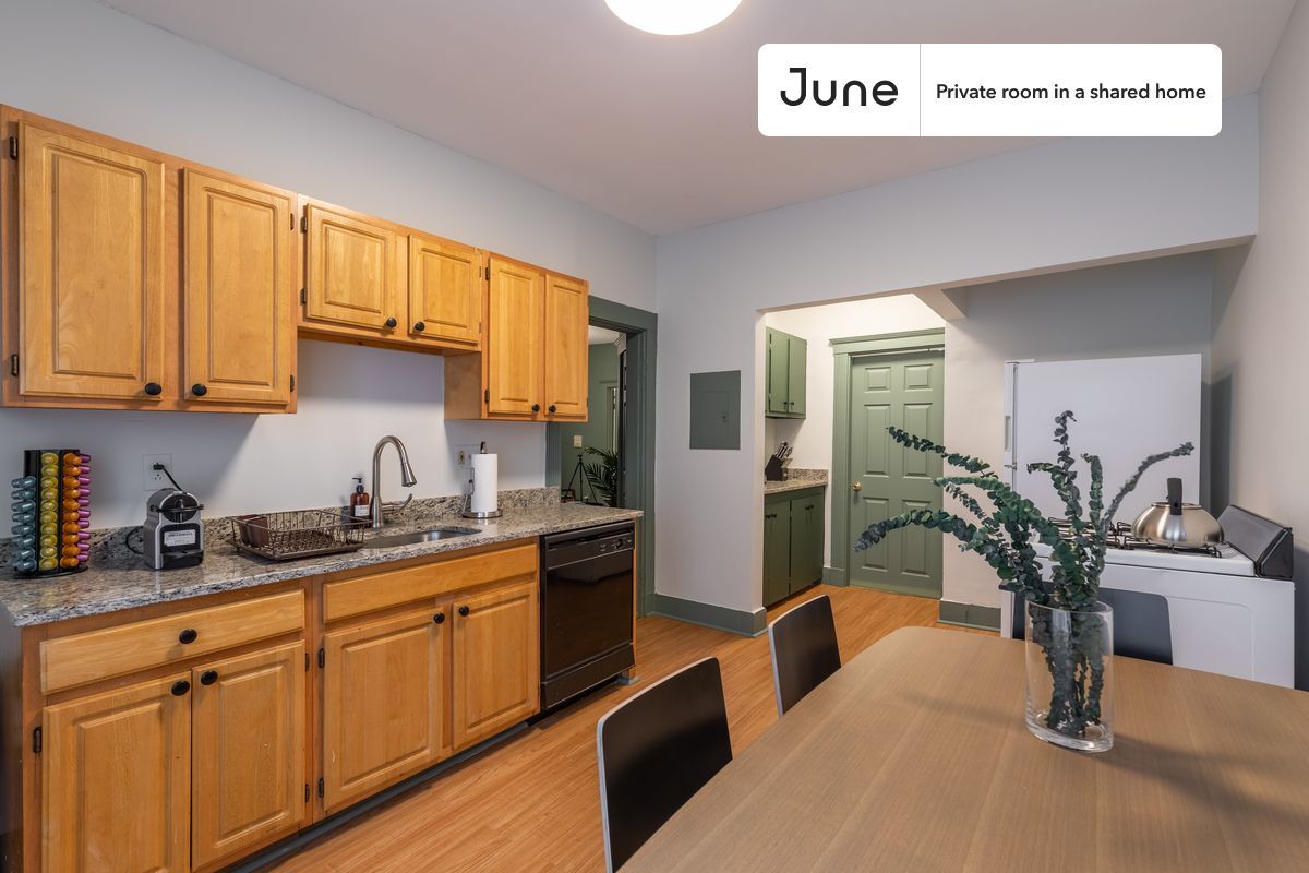 Building Photo - Room in Shared 4 bed/1 bath home