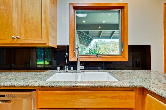 Building Photo - Excellent 3 Bedroom 2 Bath In A Great Neig...
