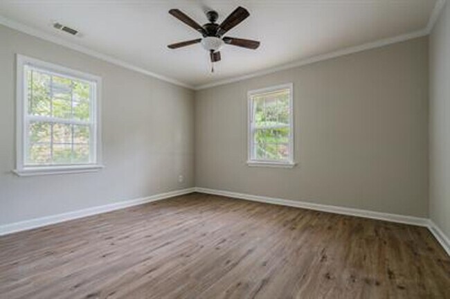 Building Photo - Updated 2-Bedroom Home with Modern Features