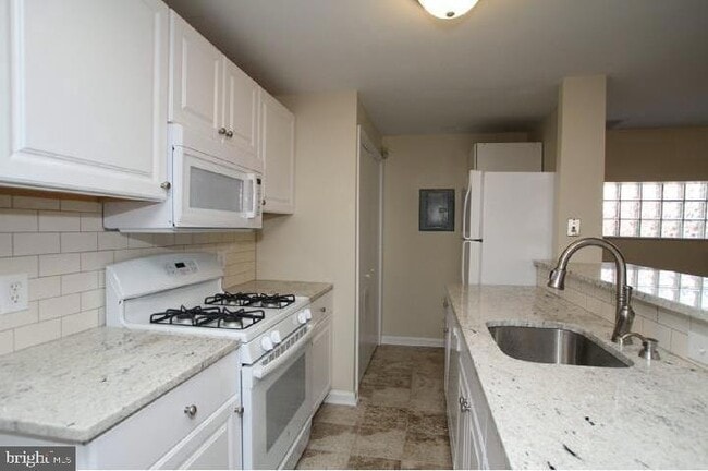 Building Photo - 443 Fairmount Ave