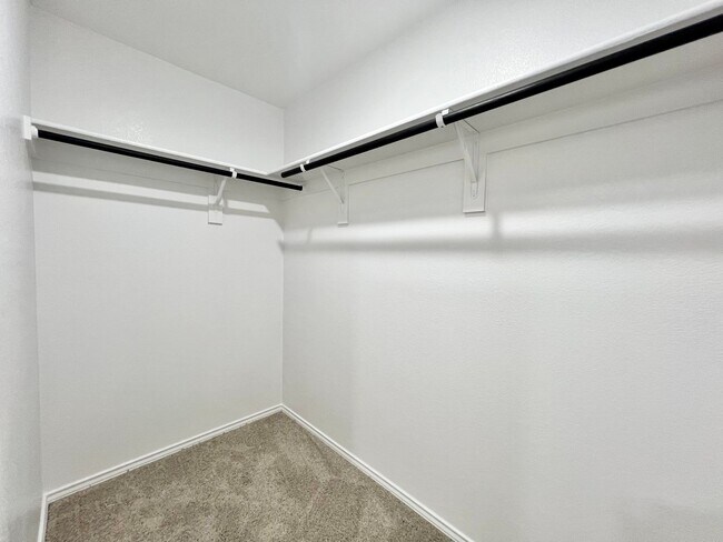 Building Photo - Stunning New Build with 5 Bedrooms & Moder...