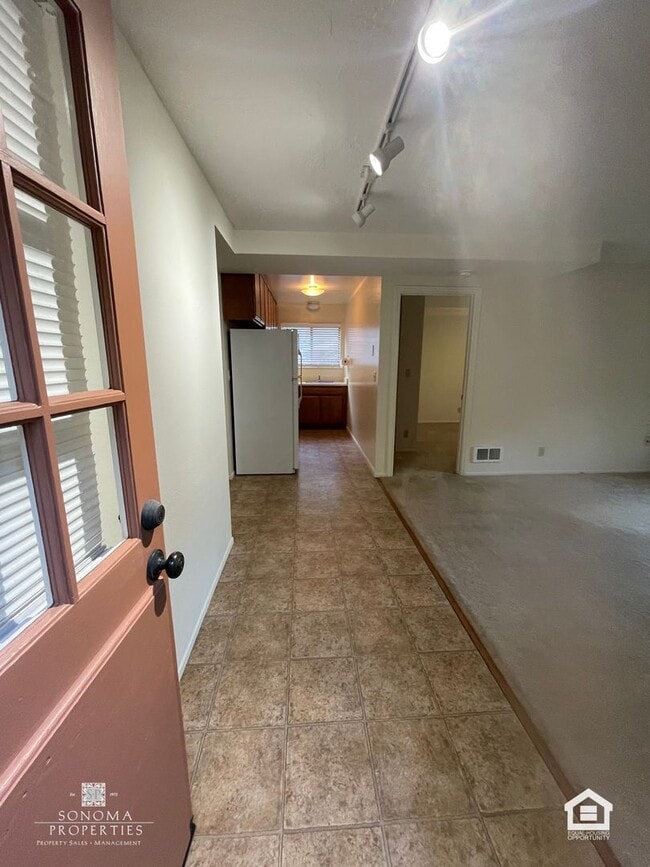 Building Photo - Spacious One Bedroom Lower Level Duplex