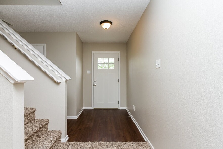 Building Photo - 924 Bentgrass Dr