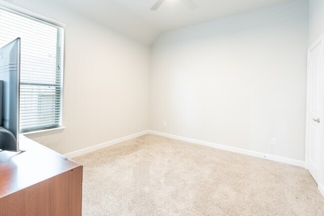 Building Photo - 1720 Daylight Lk Dr