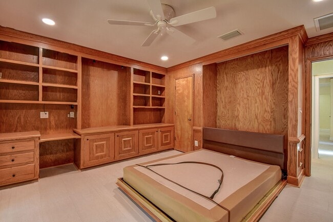 Building Photo - Luxurious 4 bedroom, 3 bath pool home.