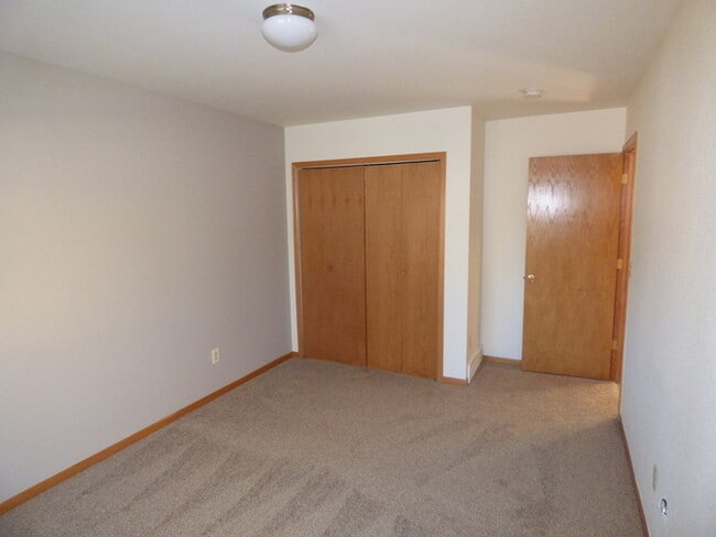Building Photo - Beautiful 2 Bed/1 Bath Ranch Style Townhome!