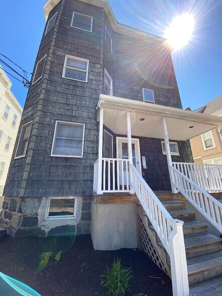 Building Photo - 218 Holland St