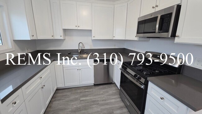 Building Photo - Bright and Renovated Upstairs Apartment w/ Laundry & Parking