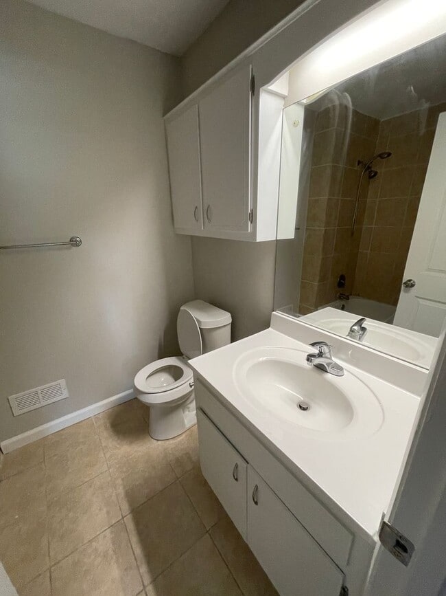 Building Photo - 3 bed/2 bath home in Martinez w/huge backyard and covered patio