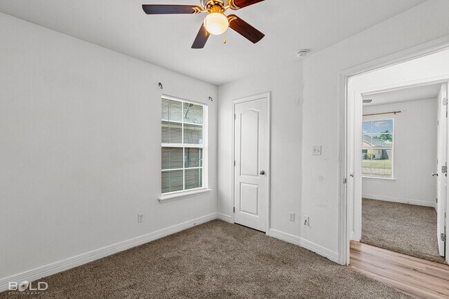 Building Photo - 521 Linnhurst Dr