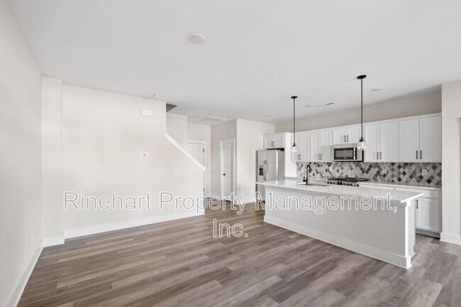 Building Photo - 684 Melville Dr