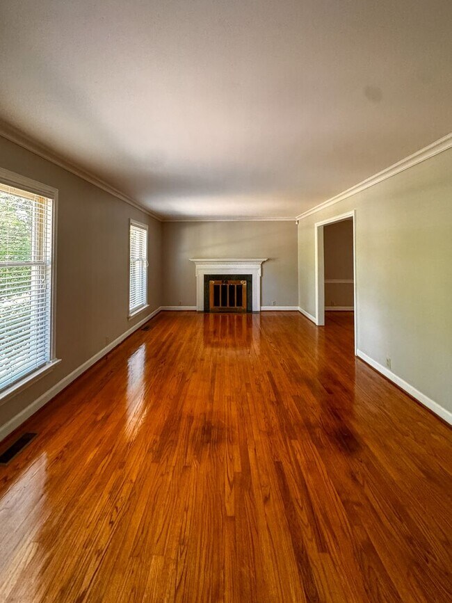 Building Photo - Beautiful Tri Level Home in Vanstory Hills