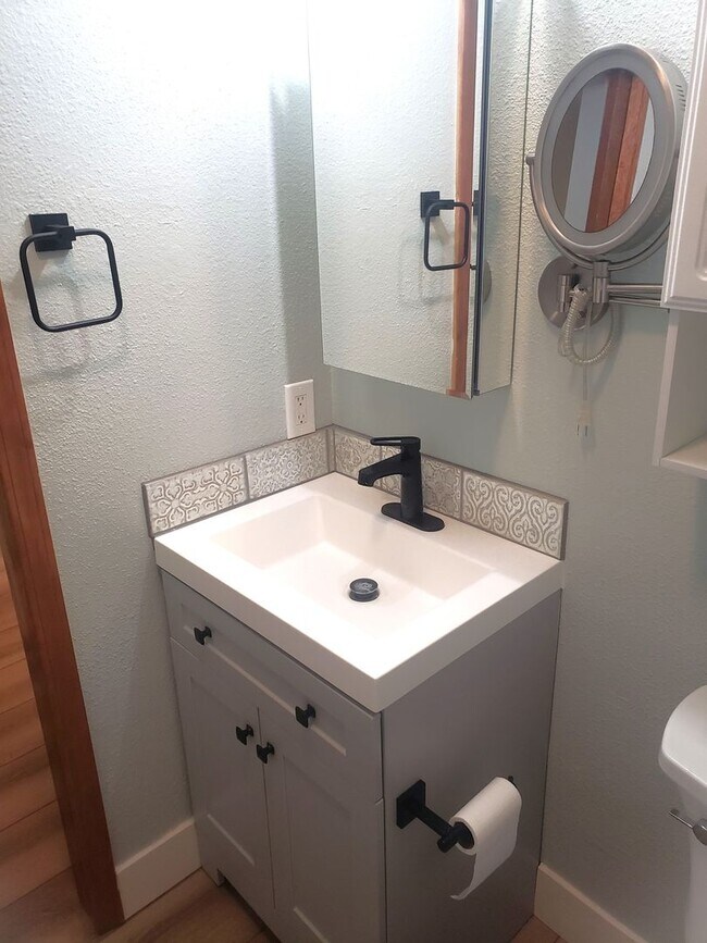 Building Photo - Adorable One-Level House with Huge Backyard in Vancouver!