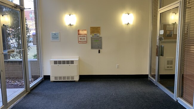 Building Photo - 1025 Hancock St