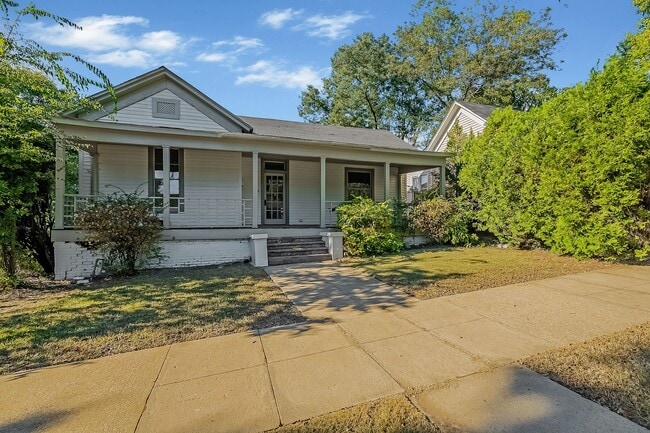 Building Photo - 2 Bedroom / 2 Bathroom House