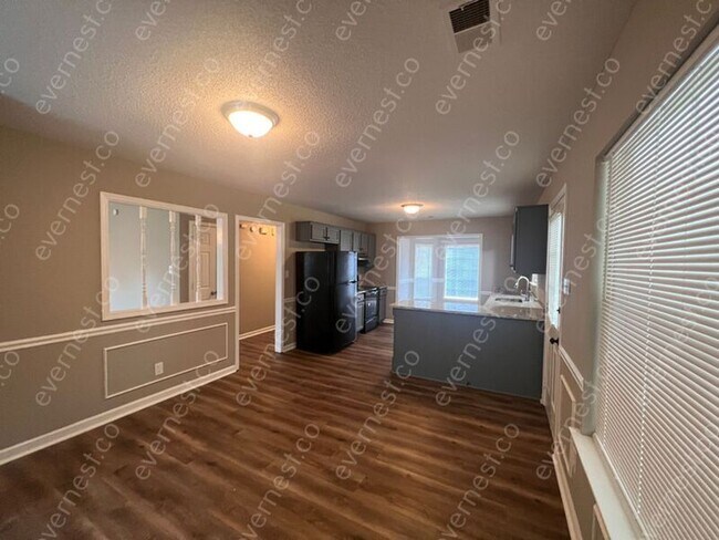 Building Photo - 3985 Fernway Dr