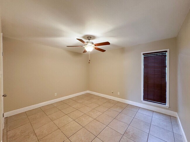 Building Photo - 3843