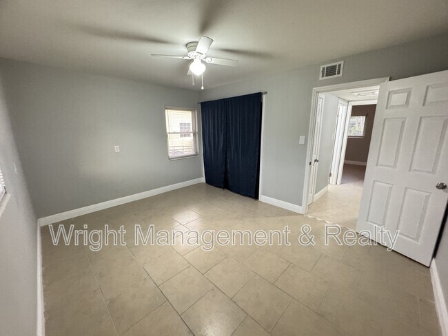 Building Photo - 427 Country Club Dr