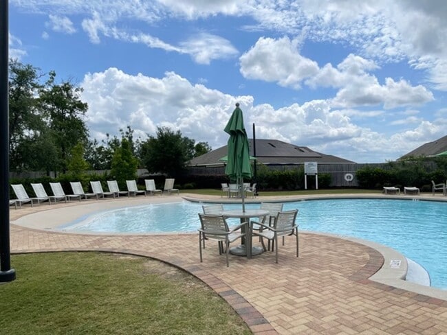 Building Photo - Beautiful 4/2/2 newer home for rent w/ community pool, playground, picnic area!