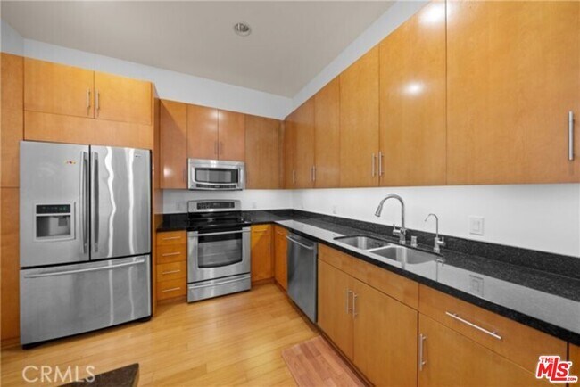 Building Photo - 3223 W 6th St