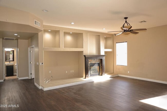 Building Photo - 562 N Danielson Way