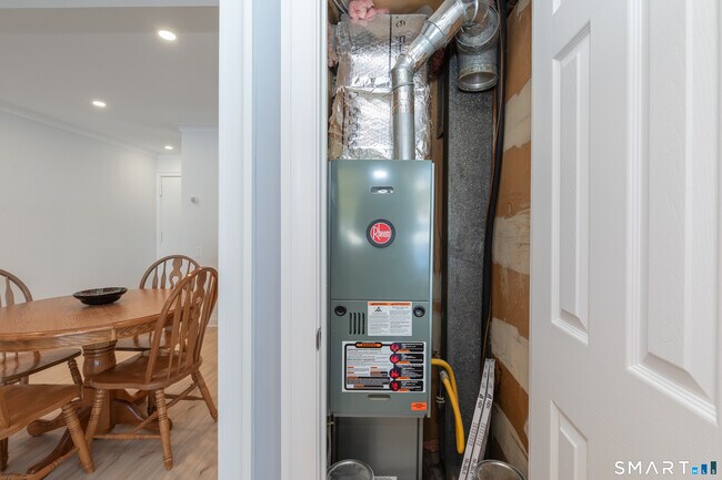 Building Photo - 13 Quincy Close