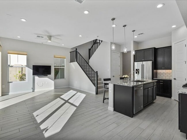 Building Photo - 5053 E Anderson Dr