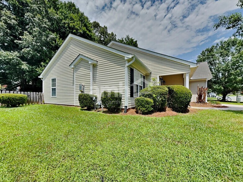 Building Photo - 1860 Oakhurst Park Ln