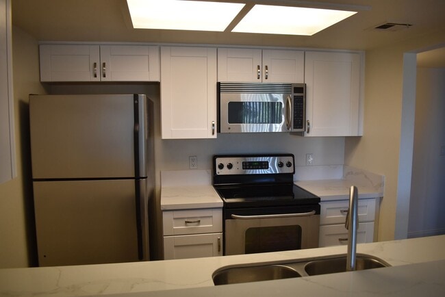 Building Photo - Remodeled 1 Bed, 1 Bath First Floor Condo in Carmel Trails