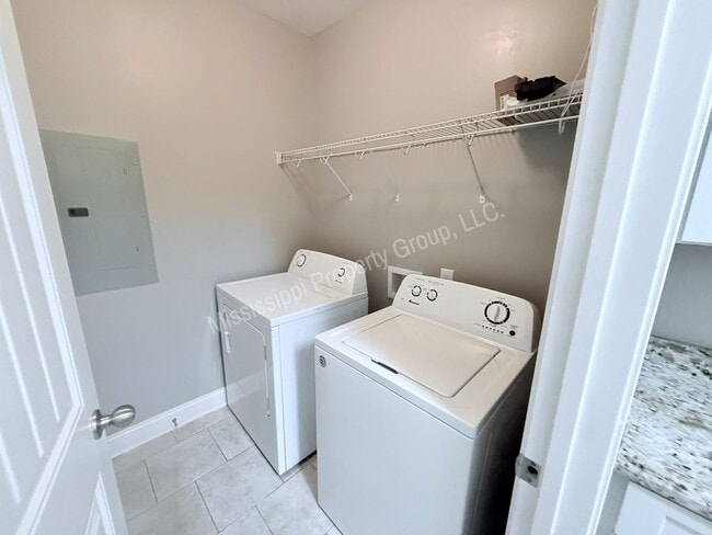 Building Photo - 4BR/4.5BA Stand Alone Unit For Rent