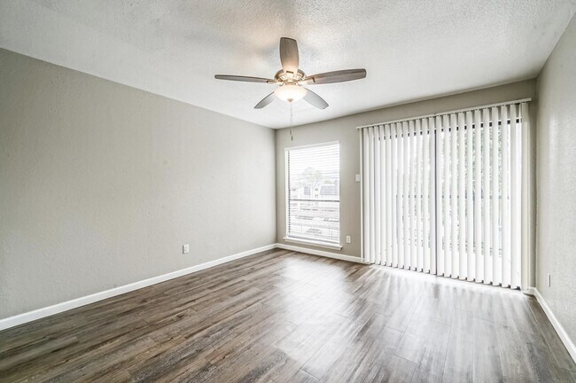 Building Photo - 2822 S Bartell Dr