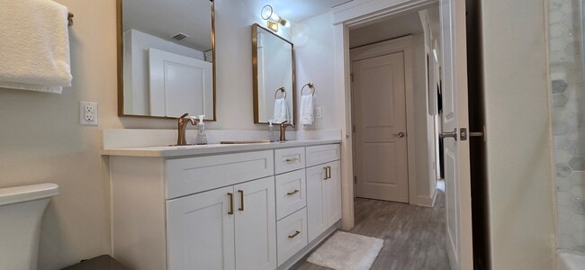 Building Photo - Recently remodeled condo near Baytown Wharf.