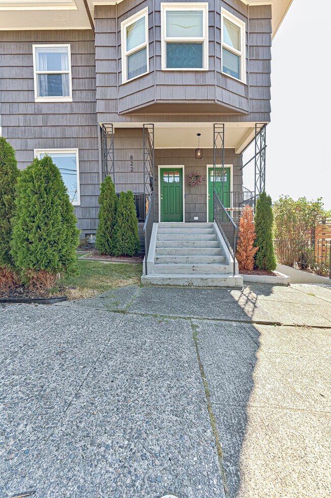 Building Photo - 822 6th Ave N