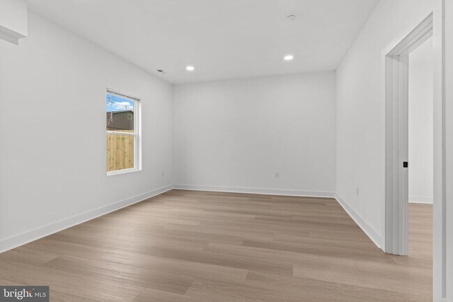 Building Photo - 12 Stonybrook Dr