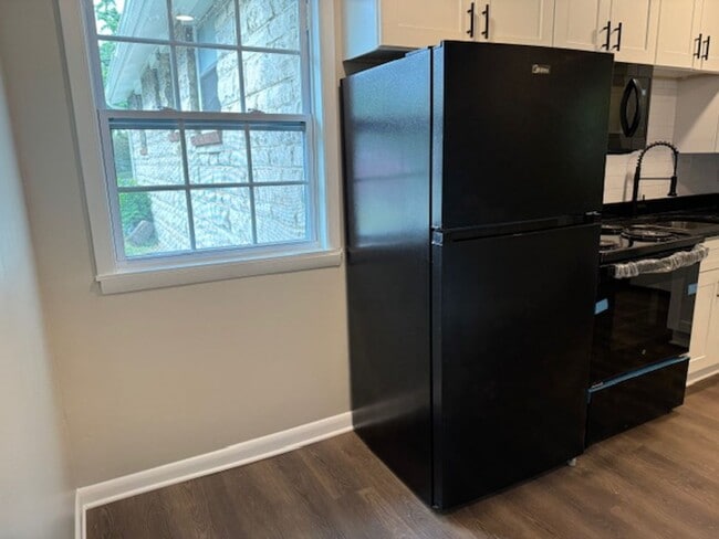 Building Photo - Newly Renovated Unit!