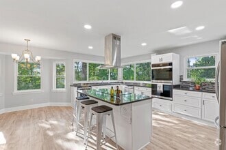 Building Photo - 555 Benson Dr