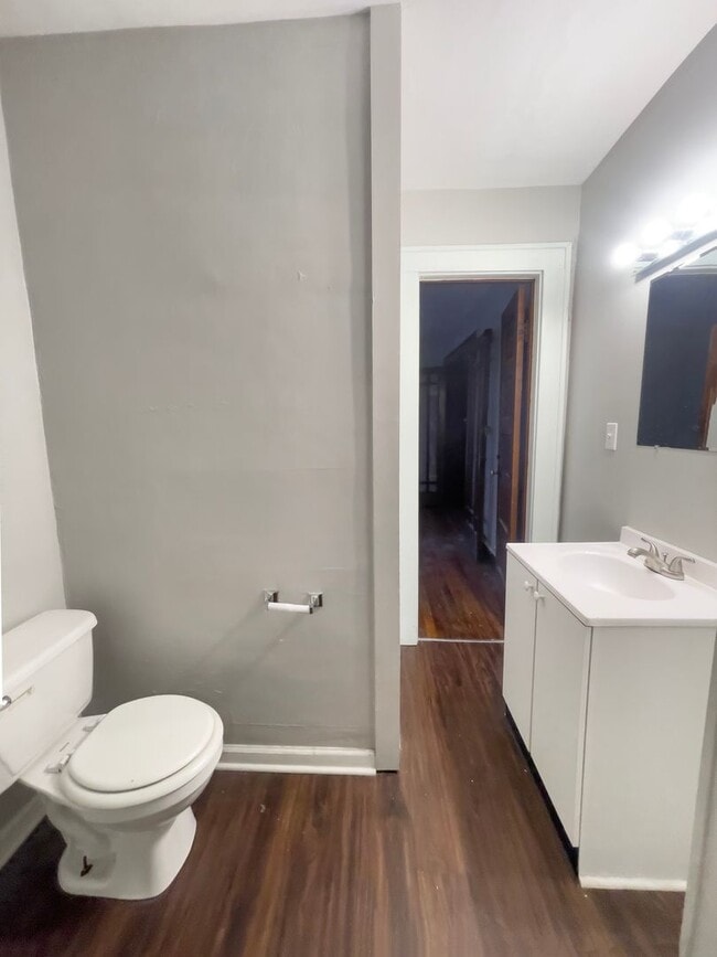 Building Photo - PRELEASING for AUGUST! Close to Campus: Washer and Dryer Included