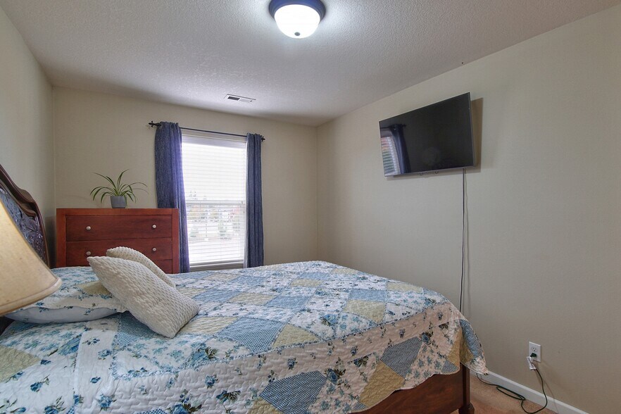 Building Photo - 17536 SW Parkway Ct