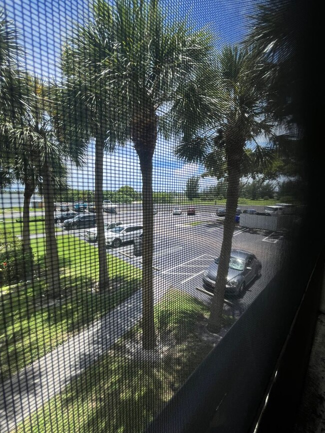 Building Photo - ONE BEDROOM ONE BATHROOM !! Waterfront Community