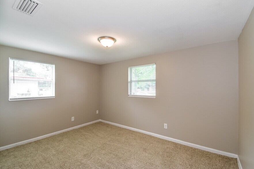 Building Photo - 5816 Sonora Dr W