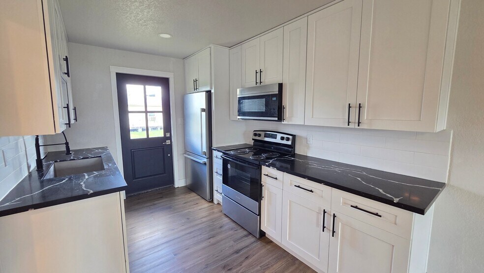 Building Photo - 607 E 12th St