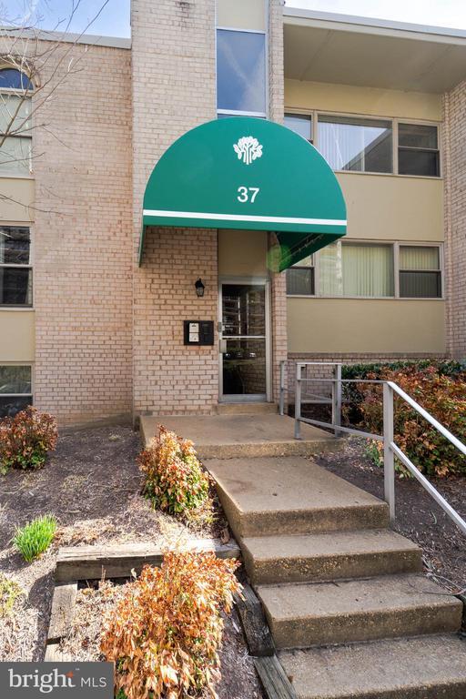 Building Photo - 37 Canterbury Square