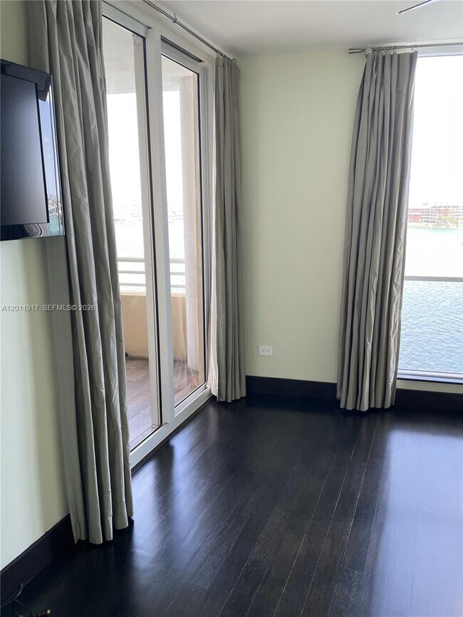 Building Photo - 848 Brickell Key Dr