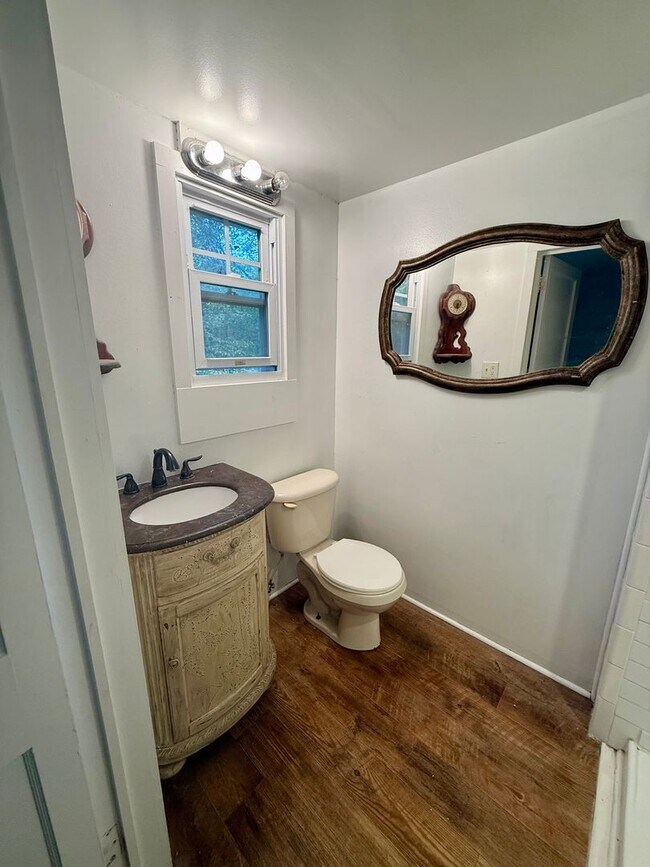 Building Photo - Three bedroom, 1 bath house in Western Ala...